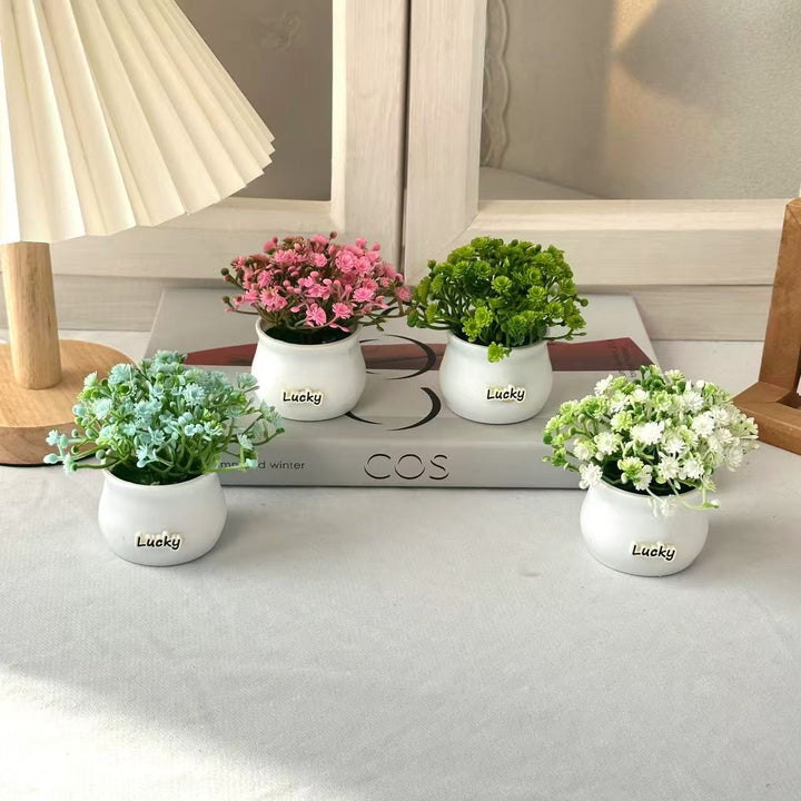 Lebensnahe Miniatur-Blumenarrangement im Topf