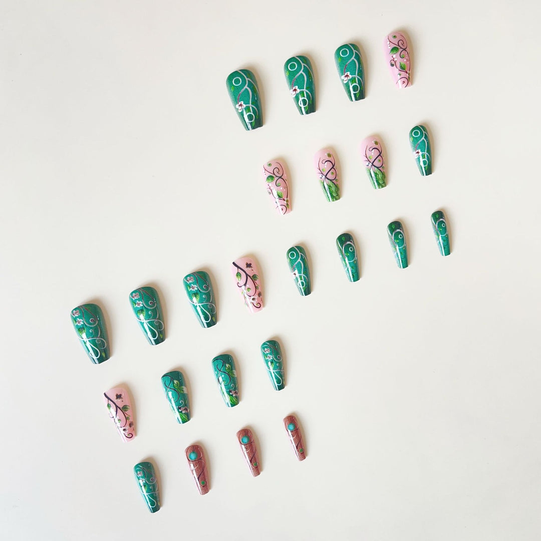 luxuriöses Kunstnagelset mit floralen Designs und detaillierten Akzenten Karnz