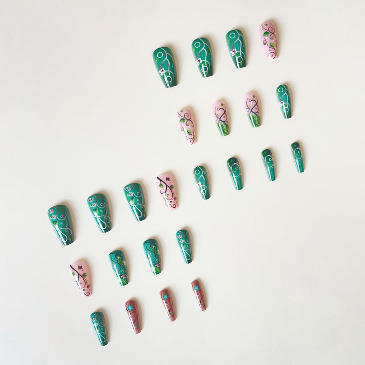 luxuriöses Kunstnagelset mit floralen Designs und detaillierten Akzenten Karnz