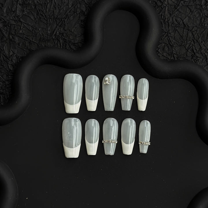 Elegantes Druck-On-Nagelkunstset mit Strassdekoration