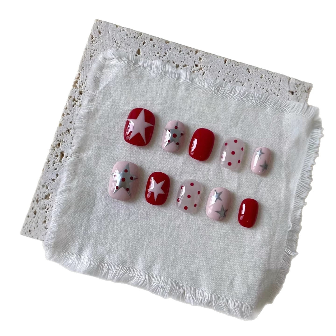 Künstlerisches Press-On Nagelkunst-Set mit Stern- und Punktdesigns