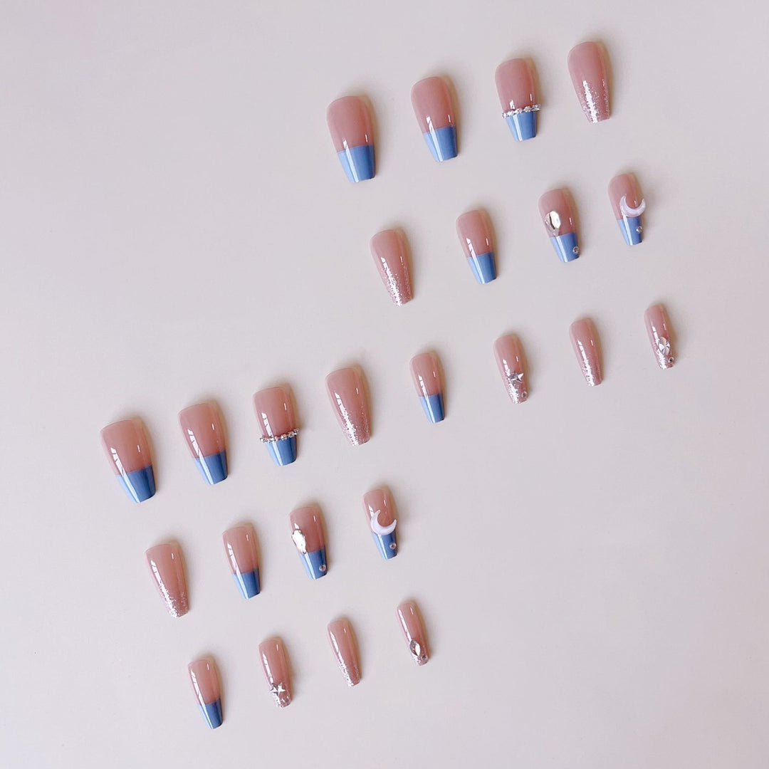 Kunstnagelset mit eleganten 3D-Verzierungen und Glitzerakzenten Karnz