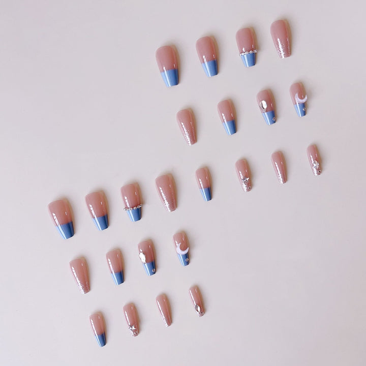 Kunstnagelset mit eleganten 3D-Verzierungen und Glitzerakzenten Karnz