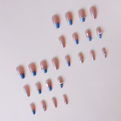 Kunstnagelset mit eleganten 3D-Verzierungen und Glitzerakzenten Karnz