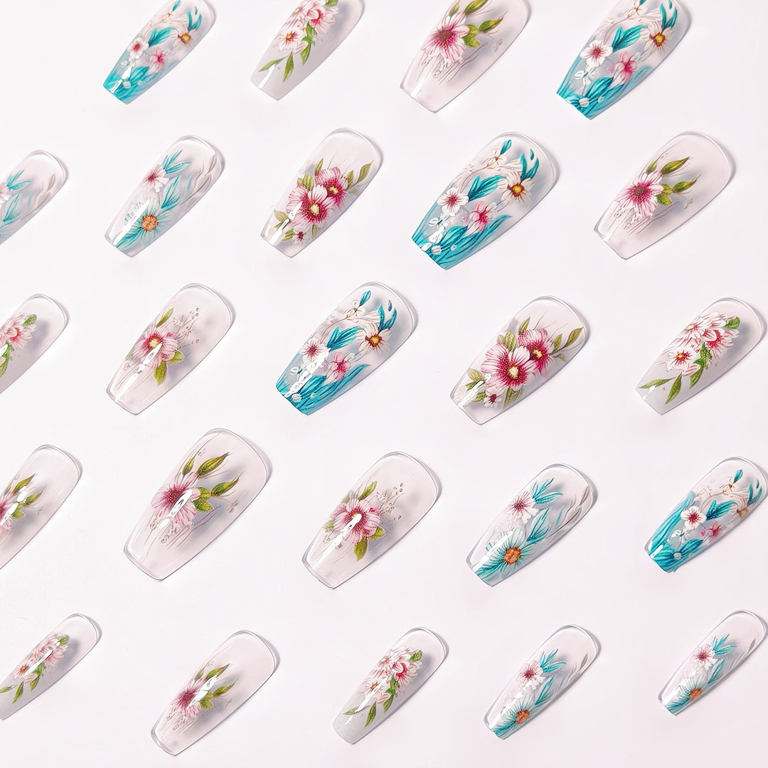 Kunstnageldesign mit Floralen Akzenten Karnz