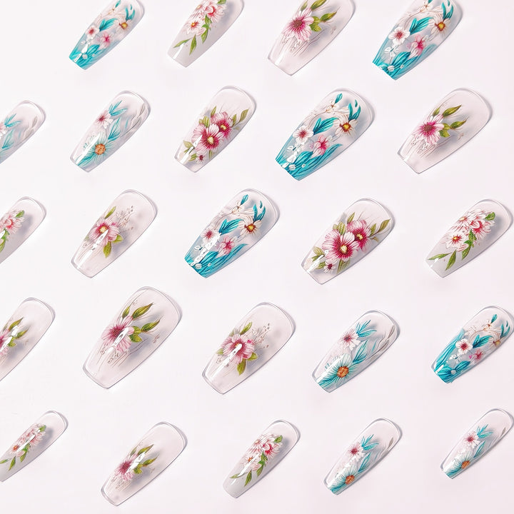 Kunstnageldesign mit Floralen Akzenten Karnz