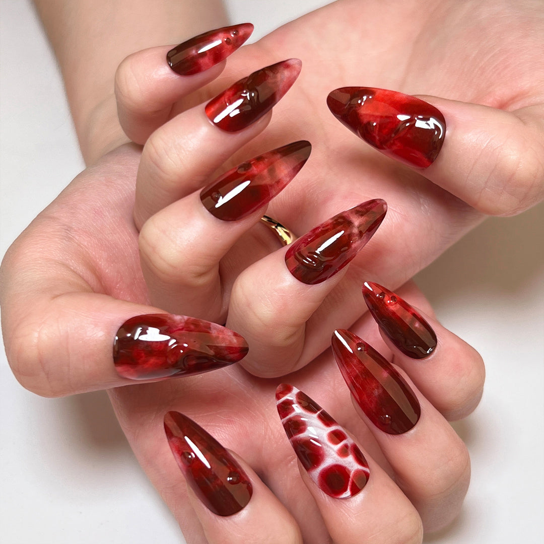 Kunstvolle Stiletto-Nägel im trendigen Design Karnz