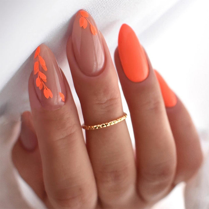 Künstlerisches Press-On Nail Set mit saisonalen floralen Designs Karnz