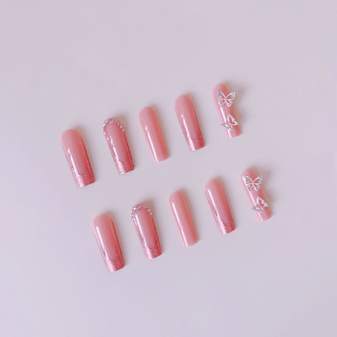 Kunstnagelset mit funkelnden Glitzer-Effekten und eleganten 3D-Verzierungen Karnz