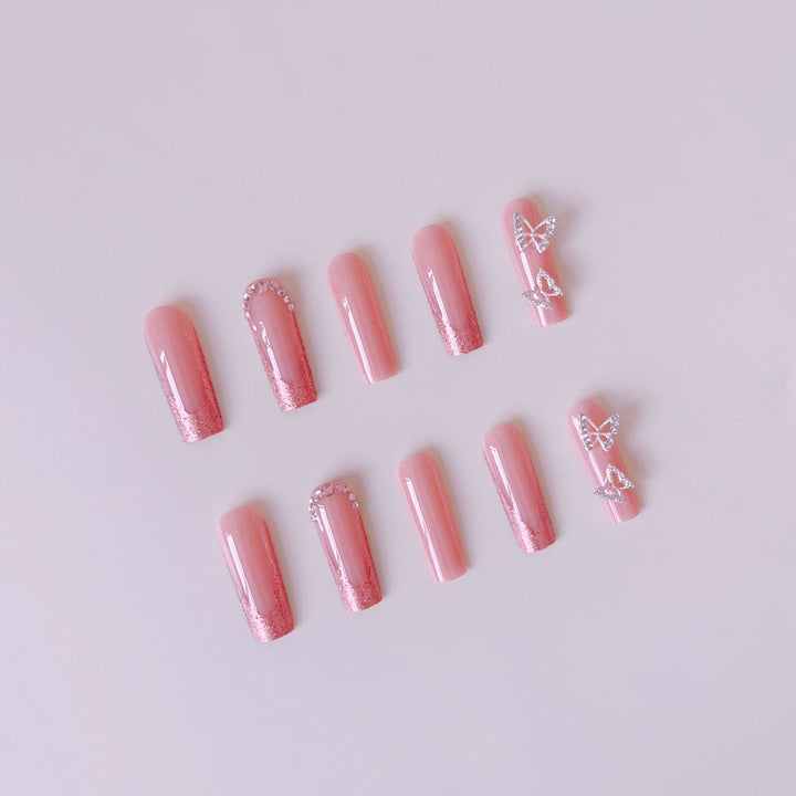 Kunstnagelset mit funkelnden Glitzer-Effekten und eleganten 3D-Verzierungen Karnz