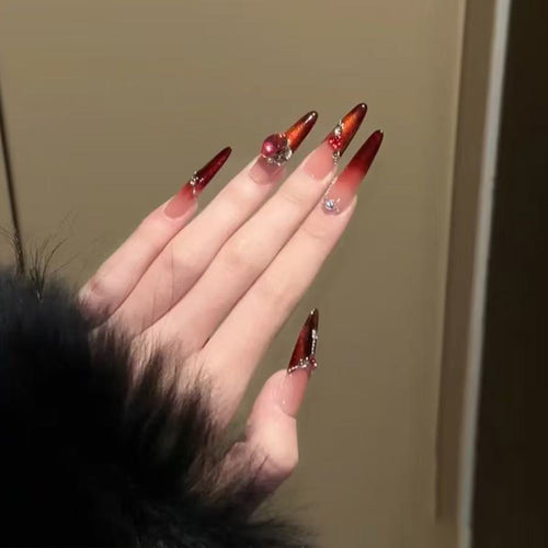Kunstnägel mit Glamourösen Strassverzierungen Karnz
