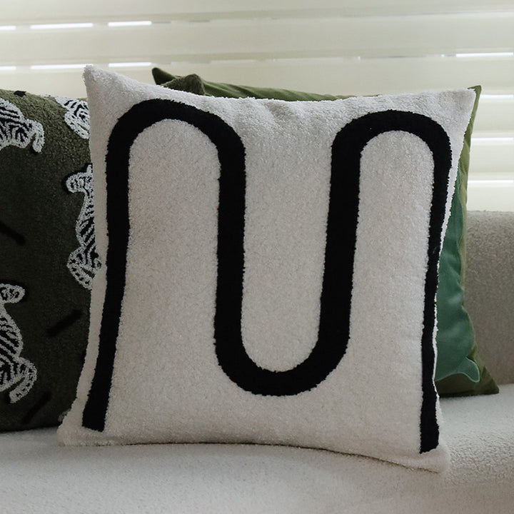 Quadratischer Zierkissenbezug im Teddy‑Bouclé mit erhabener Zebra‑Tuftapplikation Karnz