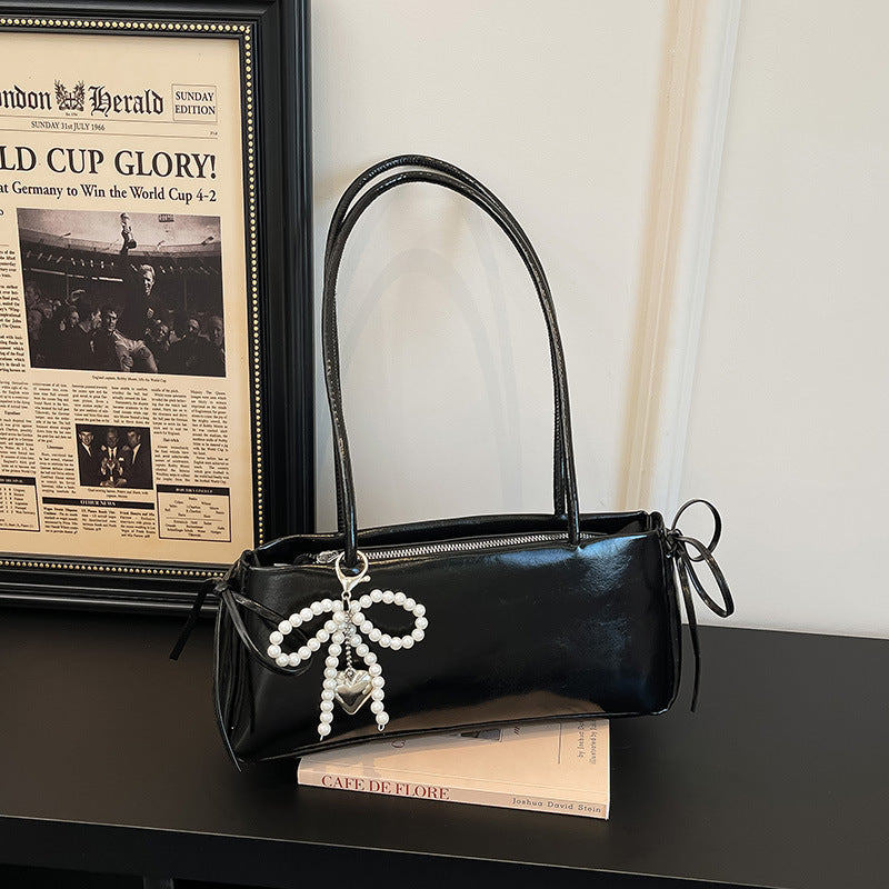 Elegant perlenverzierte Handtasche