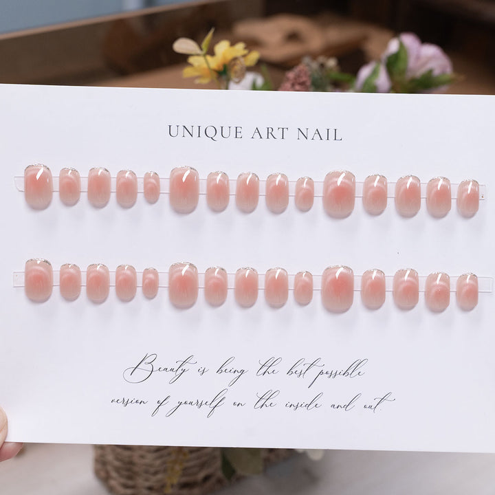 Elegantes Press-On-Nagelset mit Nude-Ombre-Finish
