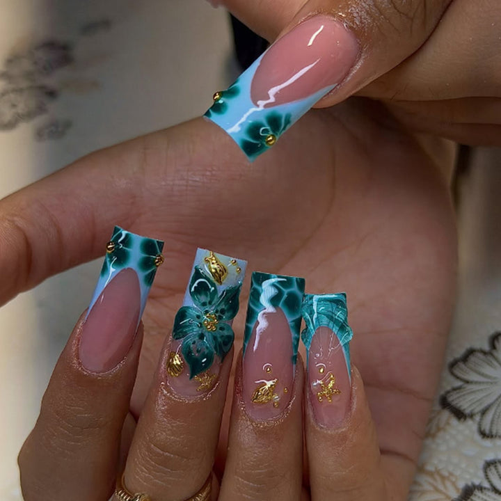 Künstlerisches Acryl Press-On Nagelset mit floralen und goldenen Elementen Karnz
