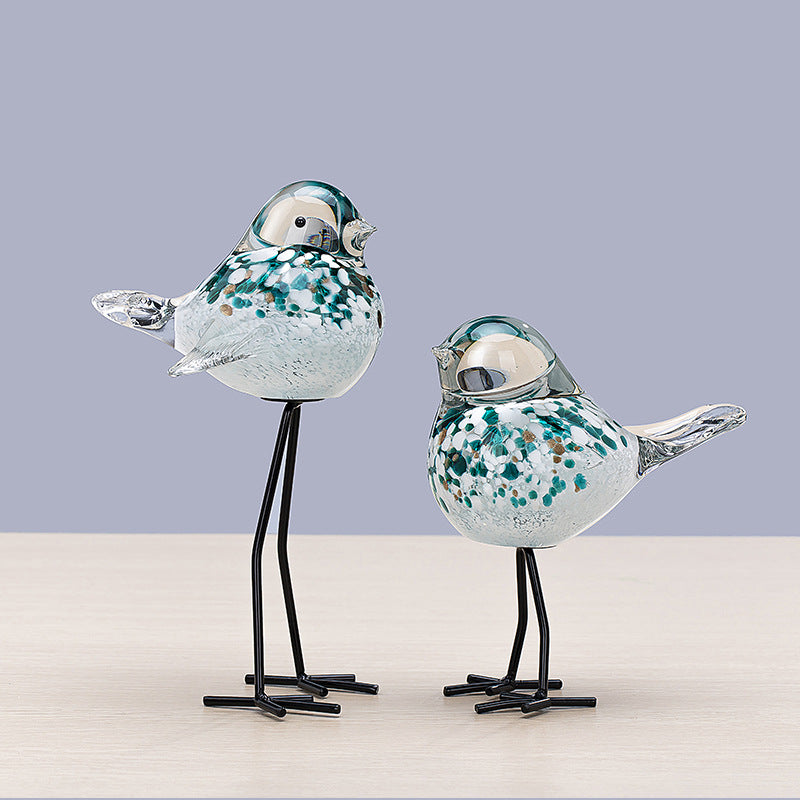 Handgefertigte dekorative Glasskulptur eines Vogels auf Metallbeinen Karnz