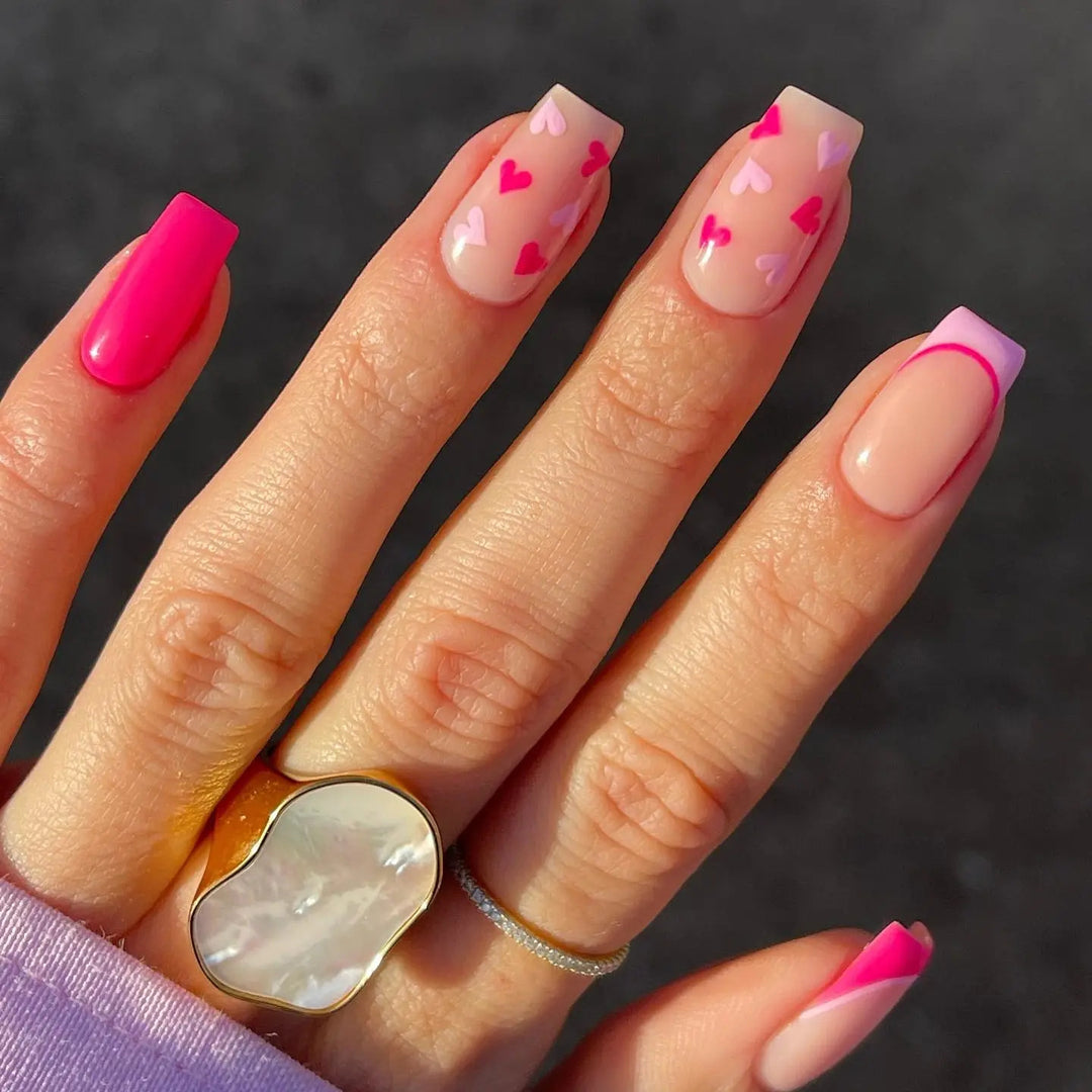 Elegantes herzverziertes Nagelkunstdesign Karnz