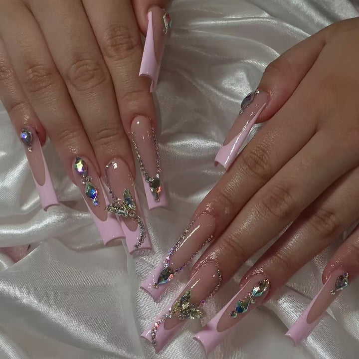 Kunstnagelset mit eleganten Glitzer- und Strassakzenten Karnz