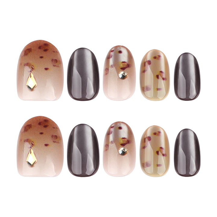 Kunstvolle Nagelkunst mit Glitzerakzenten und elegantem Design Karnz
