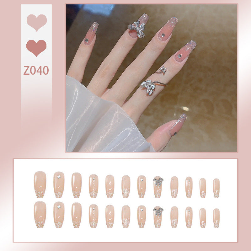 Kunstnagelset mit eleganten Glitzerverzierungen und schimmernden Akzenten Karnz