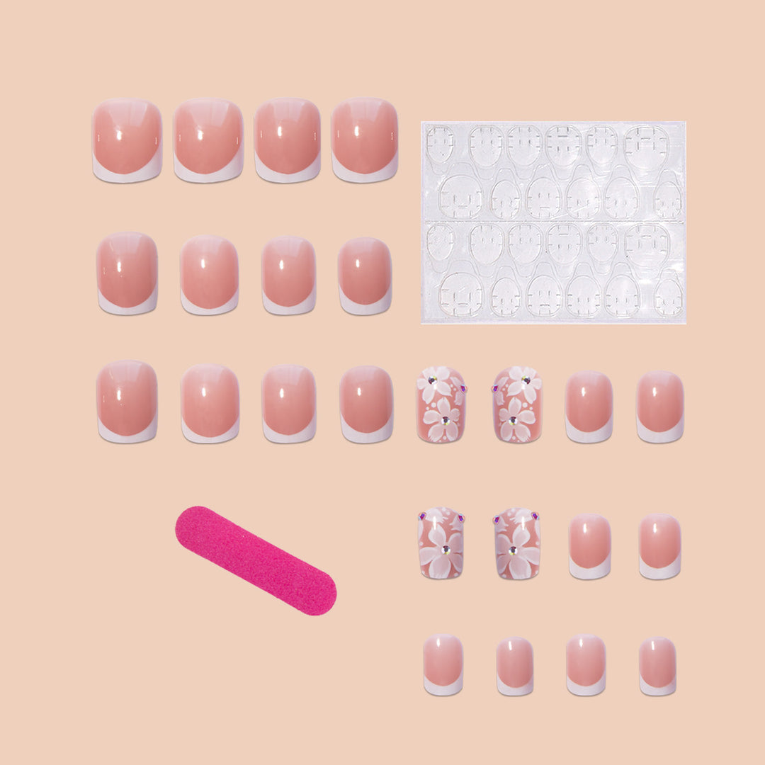 Kunstnagelset mit elegantem French Design und floralen Akzenten Karnz