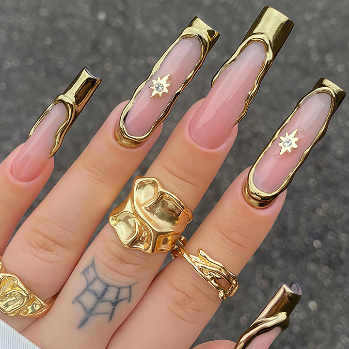 Künstlerisches langes Nagelspitzen-Set mit goldenen Akzenten Karnz