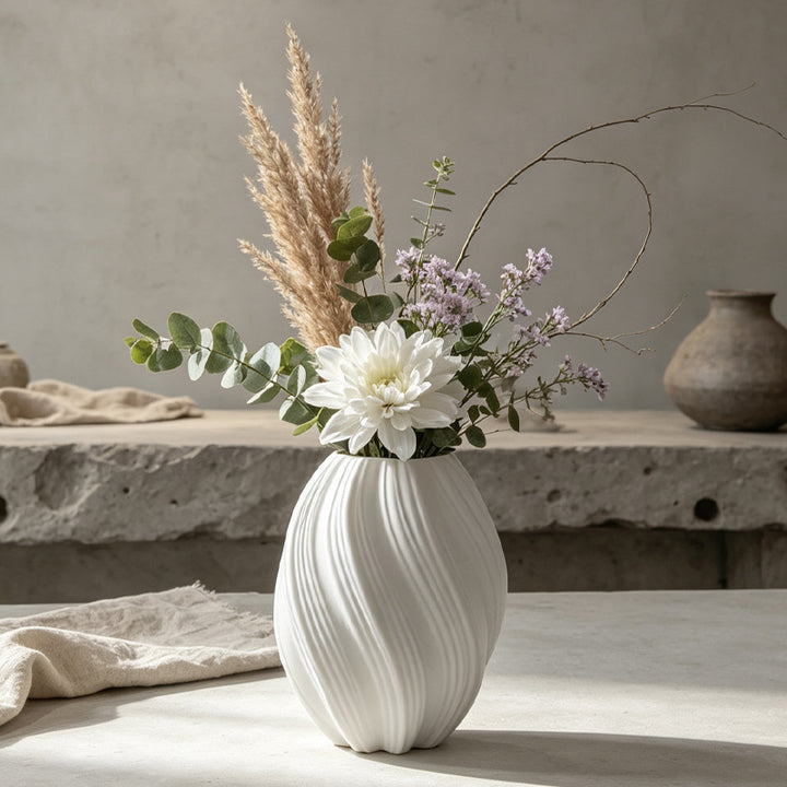 Elegante vertikale gerippte dekorative Vase Karnz