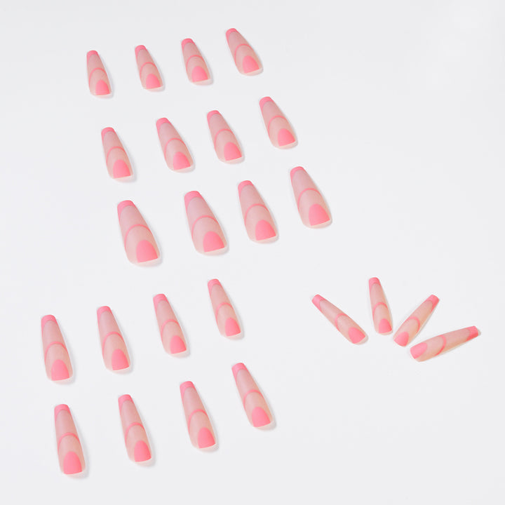 Kreative Nagelkunst mit geometrischem Design Karnz