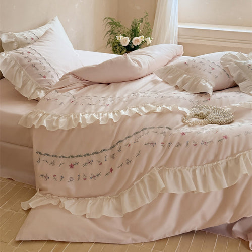 Romantisches Rüschendes Baumwollsatin Bettbezug-Set mit handbesticktem Wildblumenranken