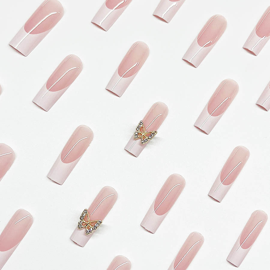 Elegantes Kunstnagelset mit Schmetterlingsakzenten Karnz