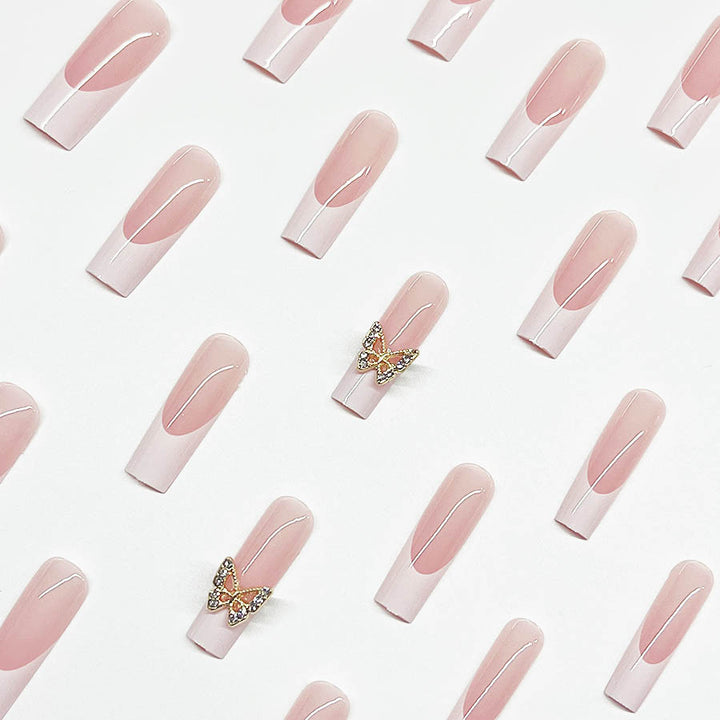 Elegantes Kunstnagelset mit Schmetterlingsakzenten Karnz