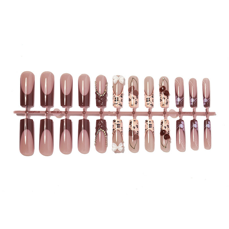 Kunstnagelset mit floralem und glamourösem Design Karnz