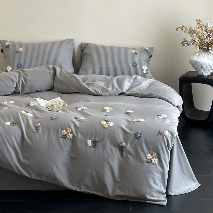 Gestepptes Bettwäsche-Set mit dreidimensionaler Blumenstickerei und Kissenbezügen