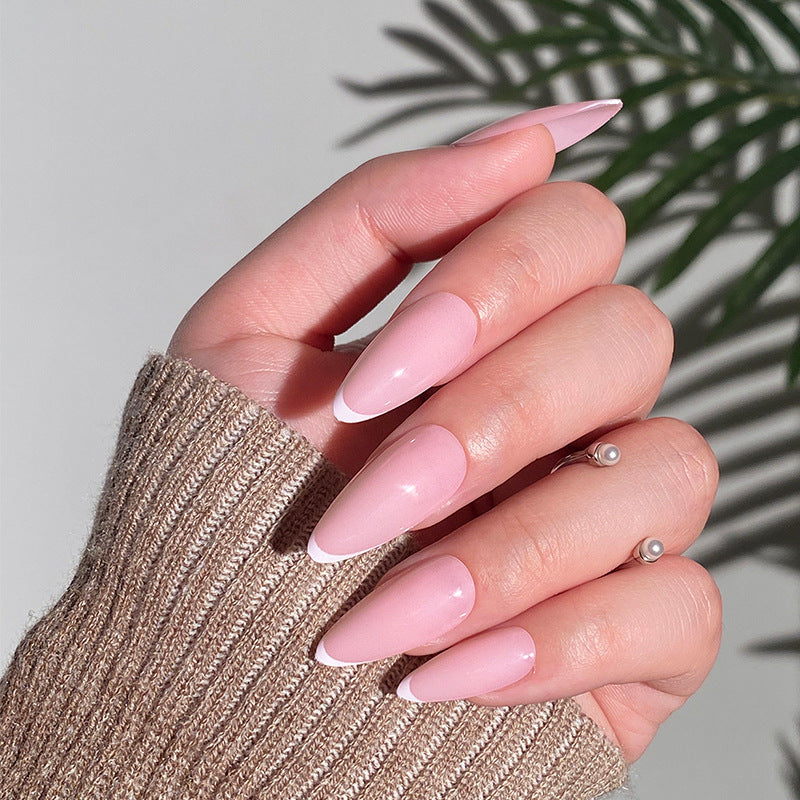 Kunstvolle Stiletto-Nägel mit elegantem French-Tip Design Karnz