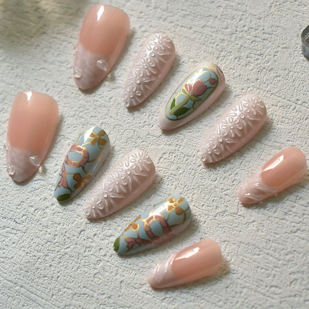 Künstlerisches florales und Edelstein Press-On Nagelset Karnz