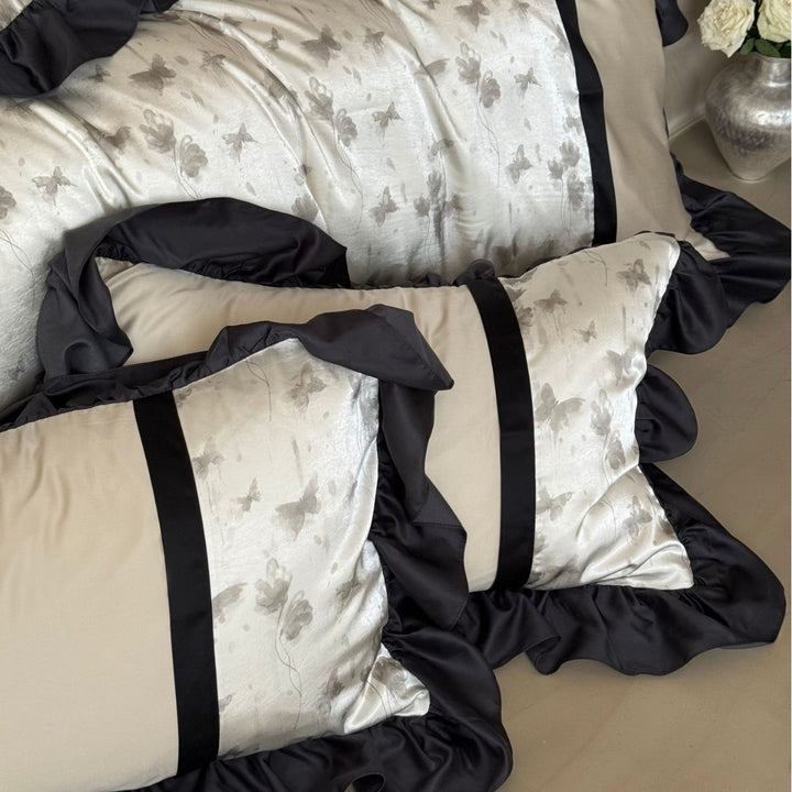 Satingefühl Floral Jacquard Rüschende Bettbezug-Set mit kontrastierender Borte
