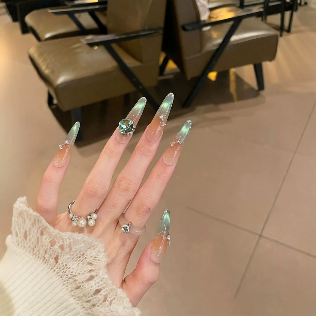 Elegantes Stiletto Press-On Nail Art Set mit Juwelenakzenten Karnz