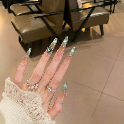 Elegantes Stiletto Press-On Nail Art Set mit Juwelenakzenten Karnz