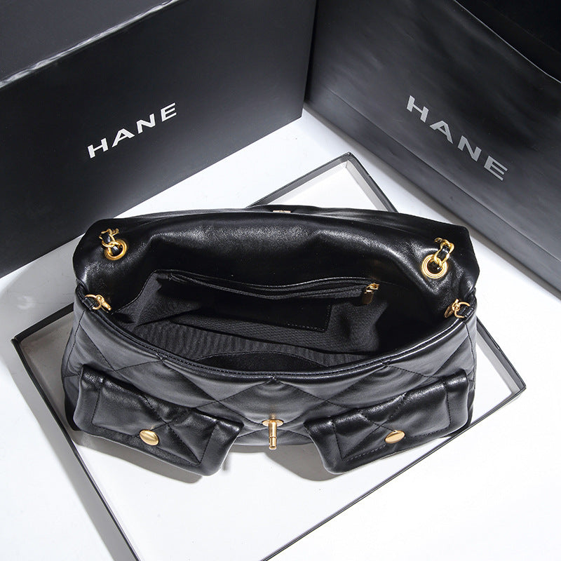 Gepolsterte Handtasche mit Kettenbesatz für den Abend