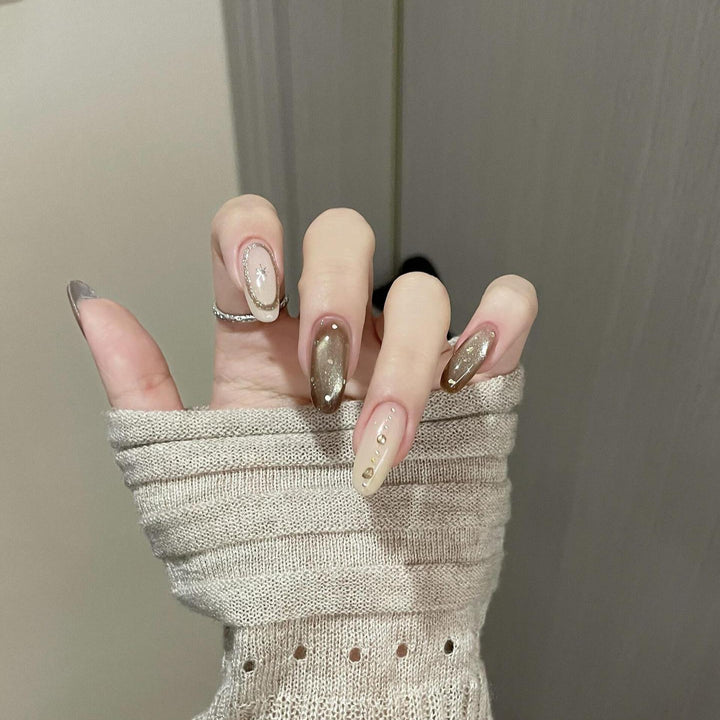 Kunstnägel mit Glitzer- und Sternendesign Karnz