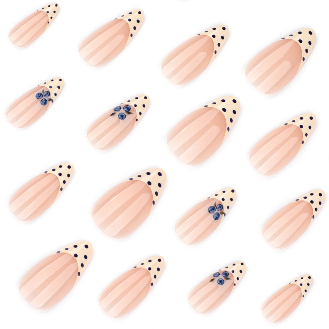 Kunstvolle Nagelverlängerungen mit zarten Blüten- und Punktdesign Karnz