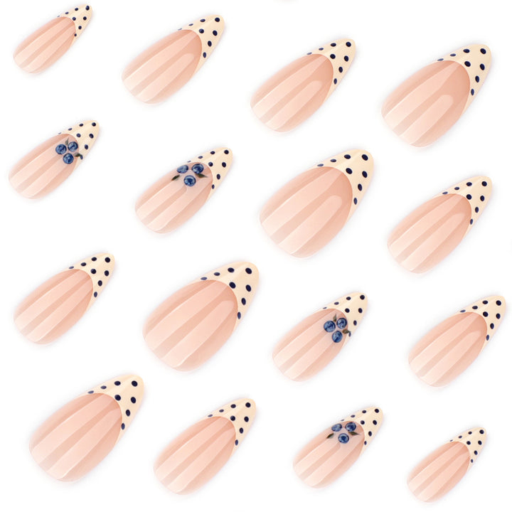 Kunstvolle Nagelverlängerungen mit zarten Blüten- und Punktdesign Karnz