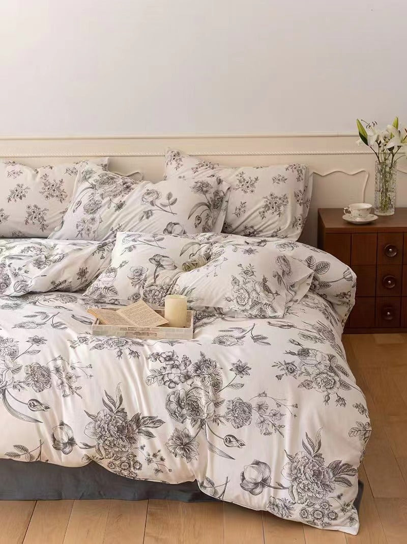 Gestepptes Bettset mit floraler Vintage-Optik und atmungsaktivem Baumwollbezug