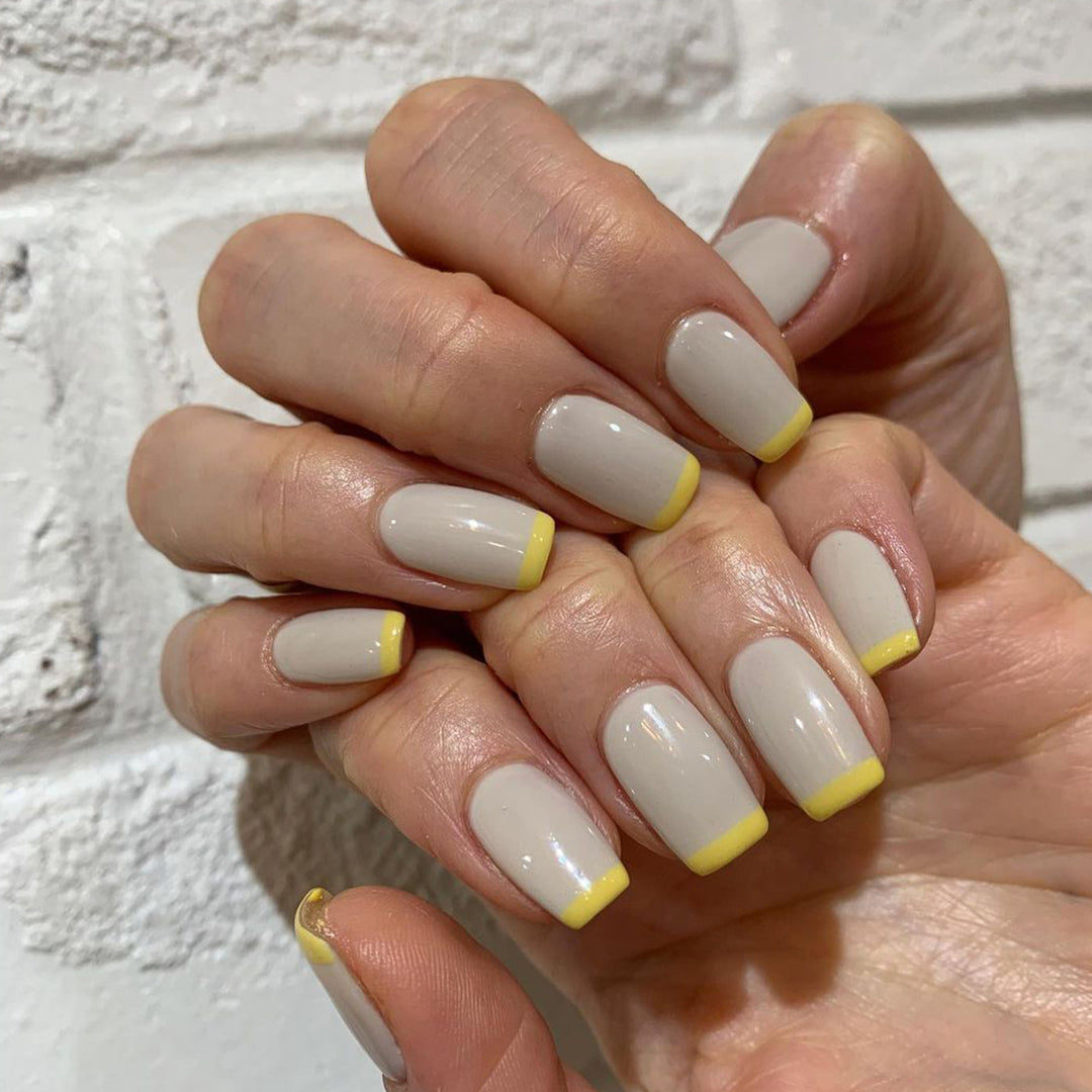 Kunstvolle Nagelverlängerungen mit modernem French-Tip Design Karnz
