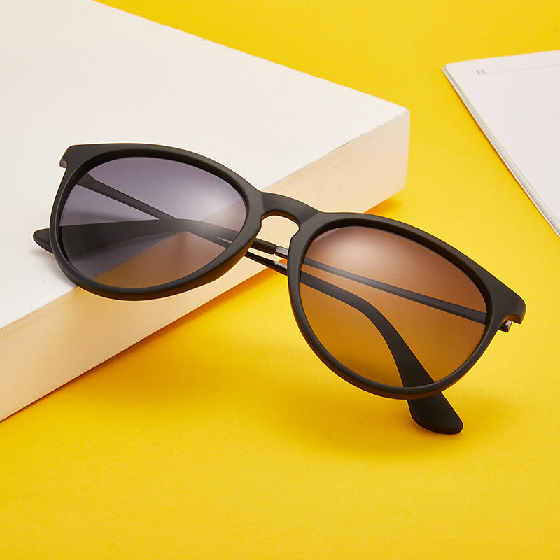 Damen modische und elegante Sonnenbrille mit hochwertigem Kunststoffrahmen und verspiegelten Gläsern Karnz