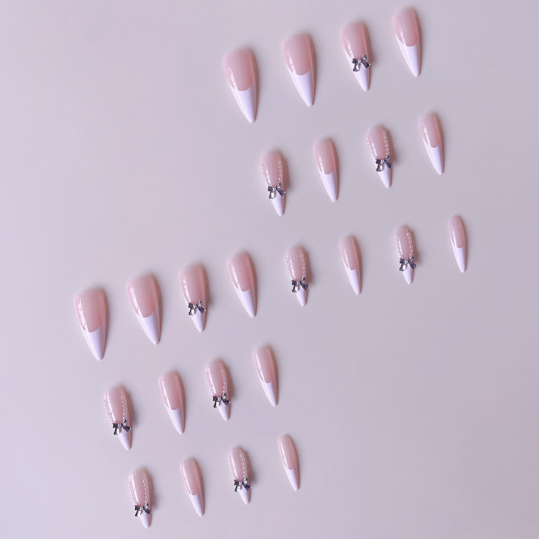 Elegantes Kunstnagelset mit 3D-Rhinestone-Details und spitzen Akzenten Karnz