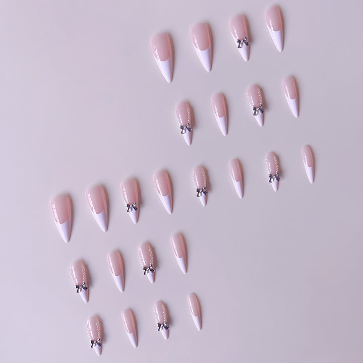 Elegantes Kunstnagelset mit 3D-Rhinestone-Details und spitzen Akzenten Karnz