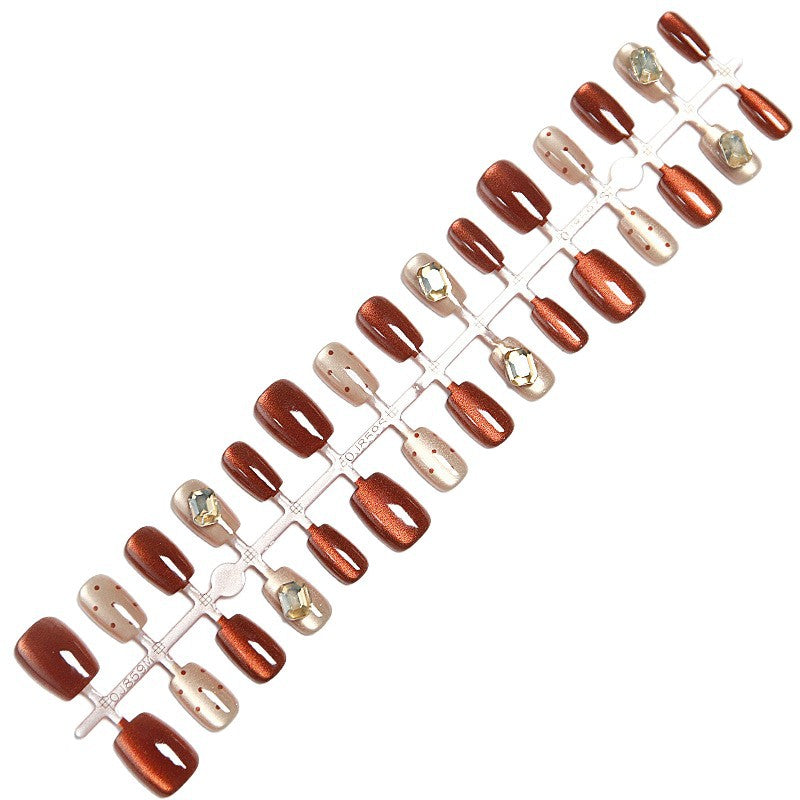 Kunstnagelset mit eleganten Ombre-Designs und funkelnden Akzenten Karnz