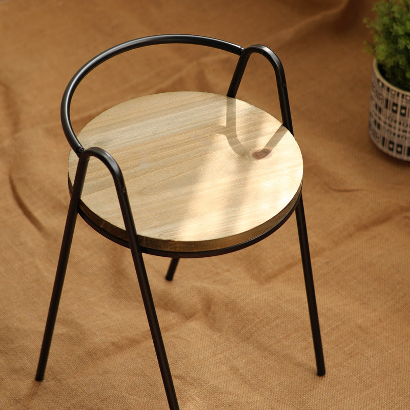 Moderner Hocker mit Holzsitz und Metallgestell Karnz