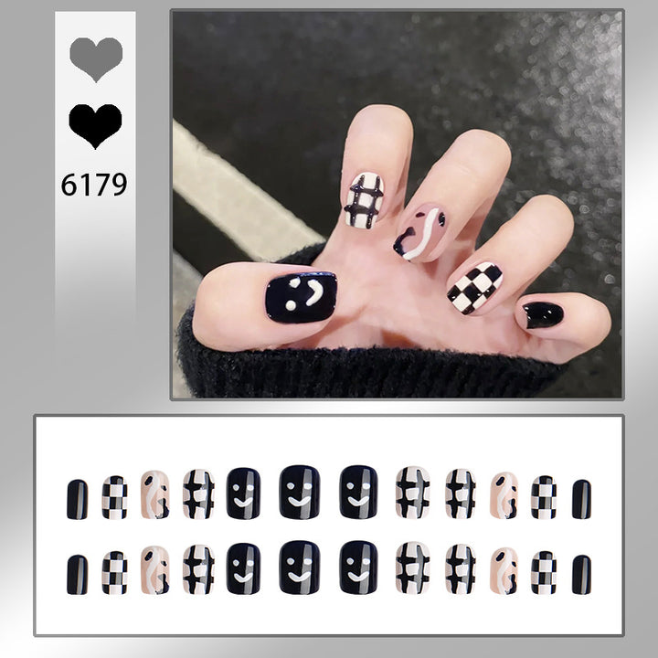 Kreatives Kunstnagelset mit modernen geometrischen Mustern Karnz